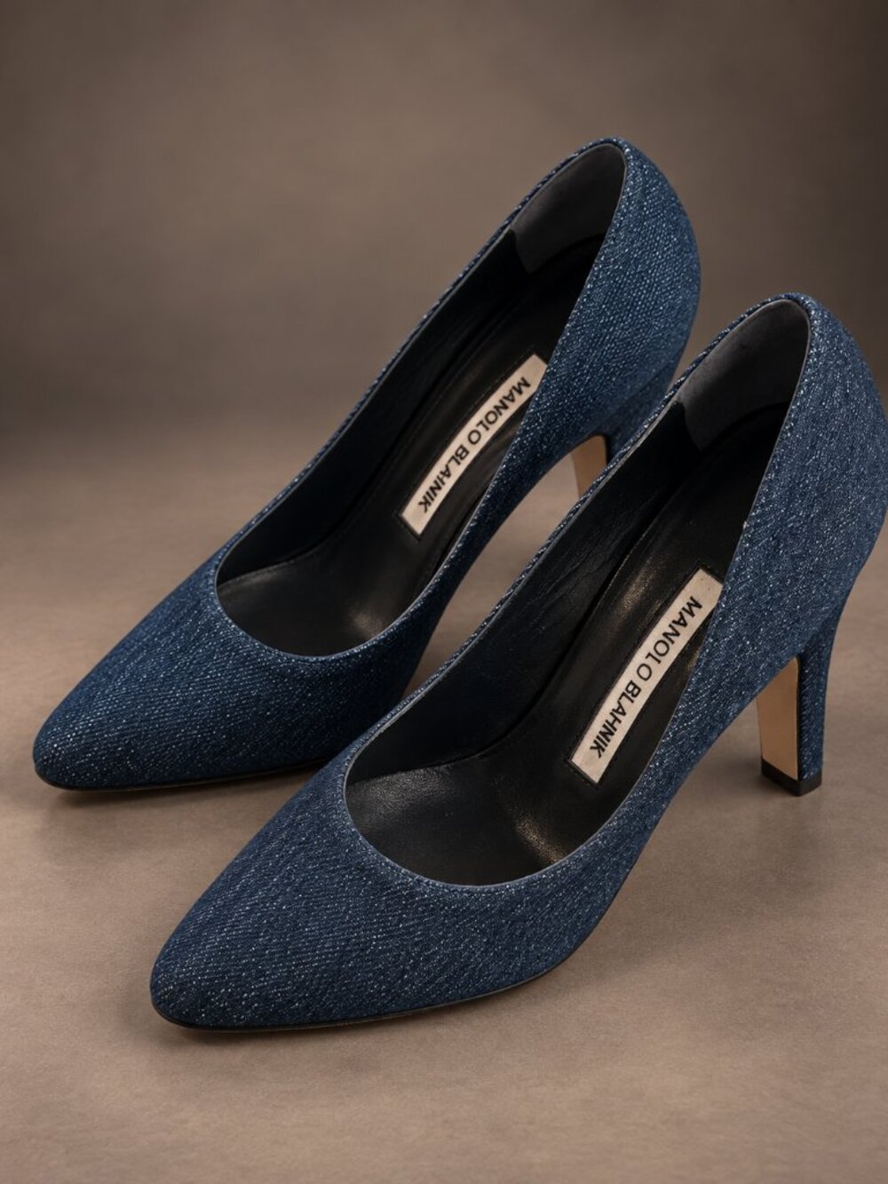 Manolo Blahnik Dark Denim Pointed Toe Block Heel Pumps Handmade Italy Size 35